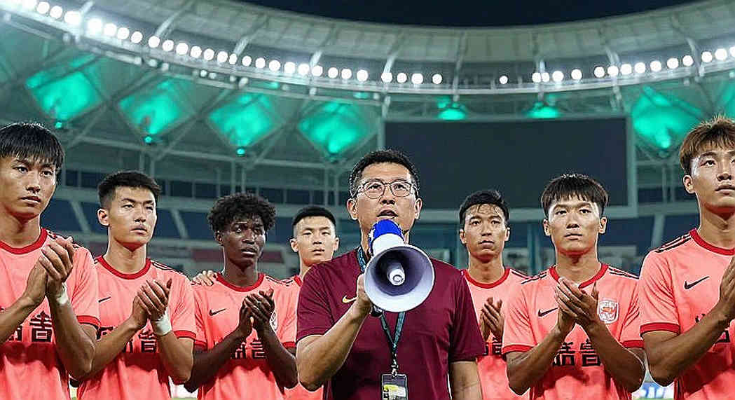 ভ্যালেন্সিয়ার নতুন কোচের মুখে 'বিদ্যুৎগত' সাতো — প্রশংসার আড়ালে অসমাপ্ত এক প্রশ্ন ভ্যালেন্সিয়ার নতুন কোচের মুখে 'বিদ্যুৎগত' সাতো — প্রশংসার আড়ালে অসমাপ্ত এক প্রশ্ন